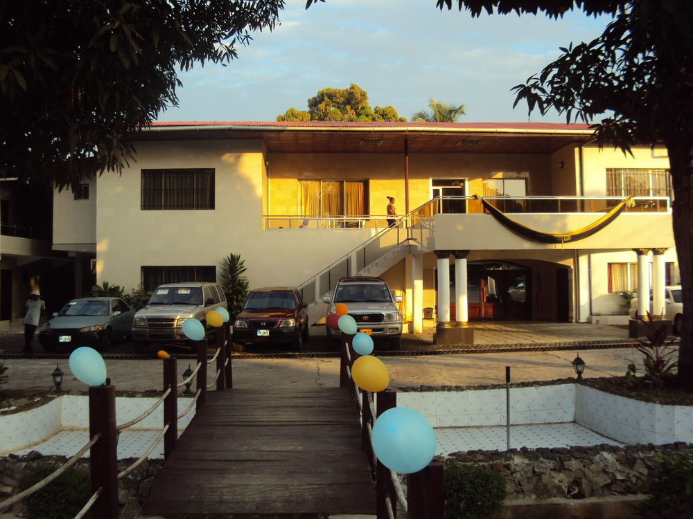 Embassy Suites Hotel Monrovia Extérieur photo
