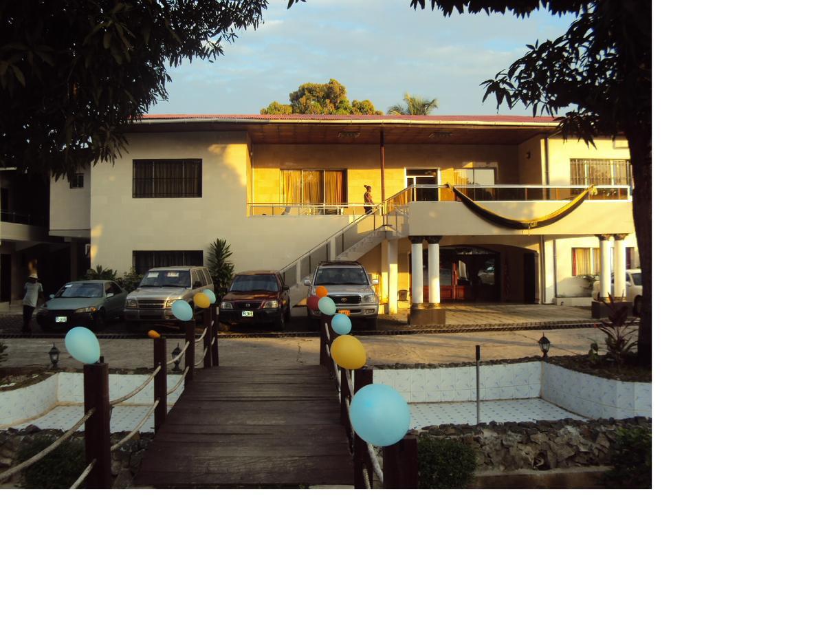 Embassy Suites Hotel Monrovia Extérieur photo