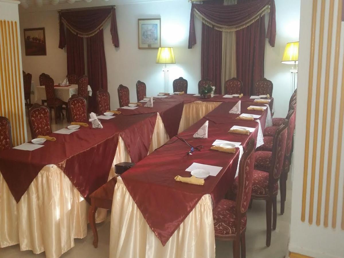 Embassy Suites Hotel Monrovia Extérieur photo
