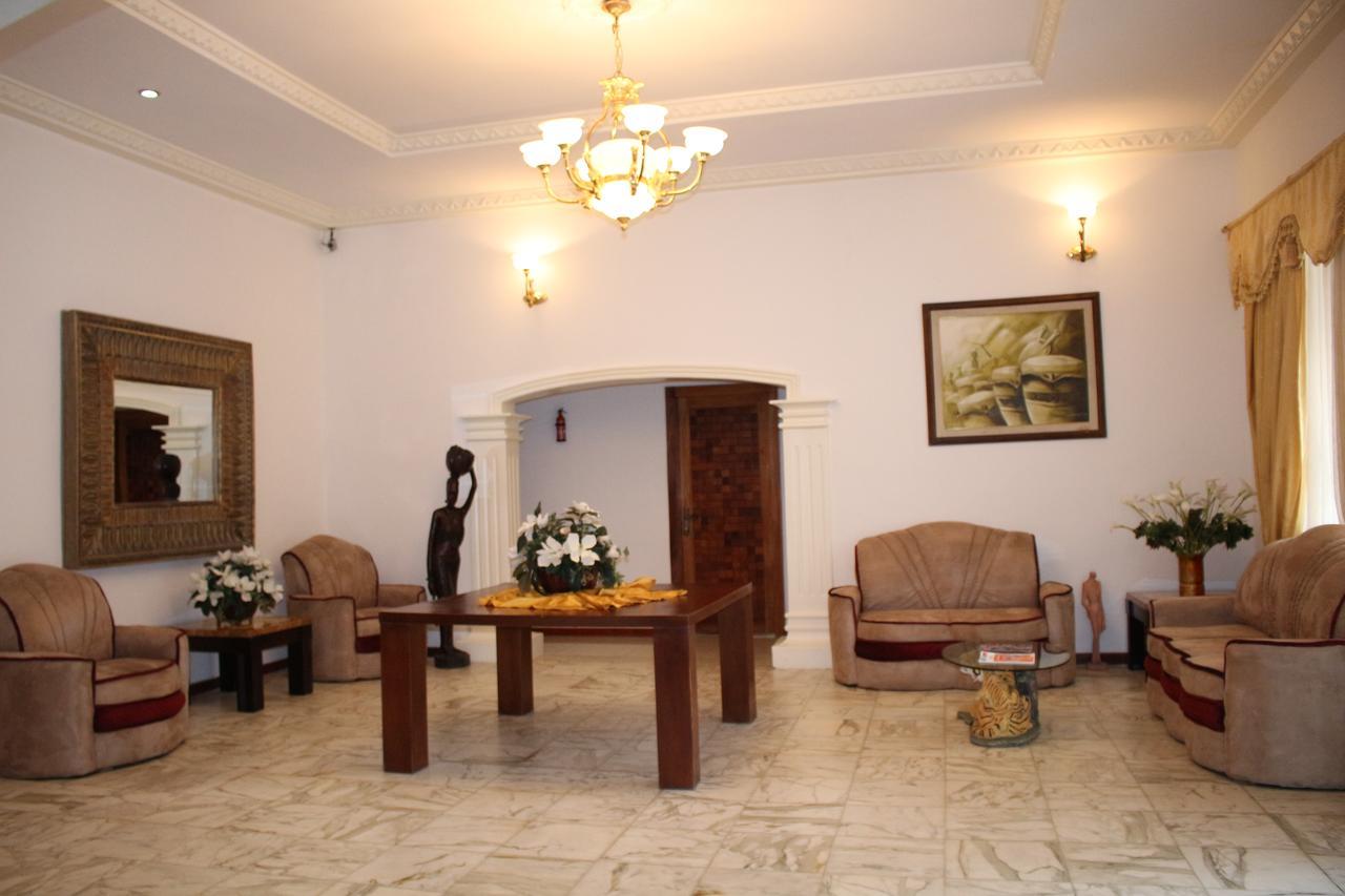 Embassy Suites Hotel Monrovia Extérieur photo