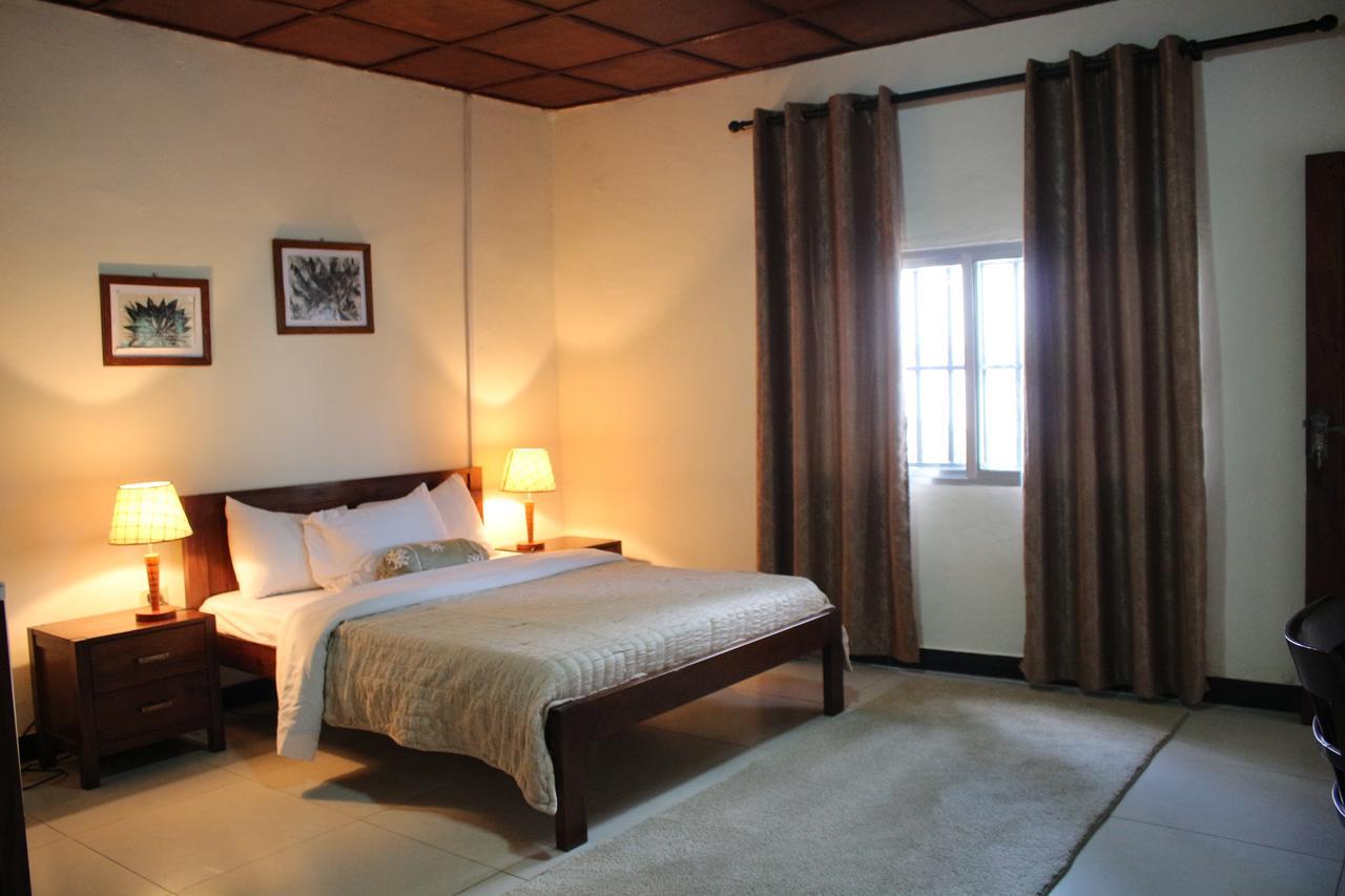 Embassy Suites Hotel Monrovia Extérieur photo