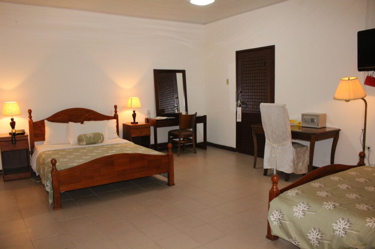 Embassy Suites Hotel Monrovia Extérieur photo