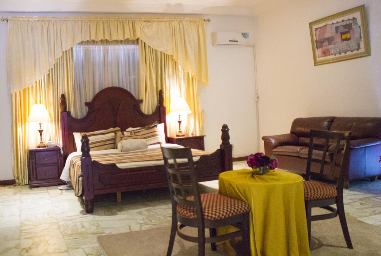 Embassy Suites Hotel Monrovia Extérieur photo