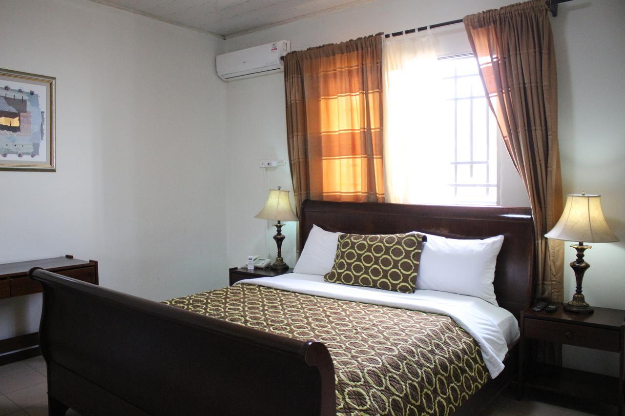 Embassy Suites Hotel Monrovia Extérieur photo