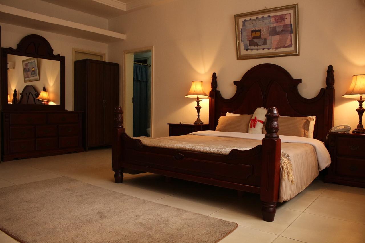 Embassy Suites Hotel Monrovia Extérieur photo