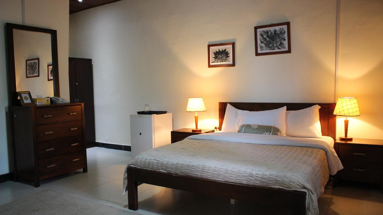 Embassy Suites Hotel Monrovia Extérieur photo