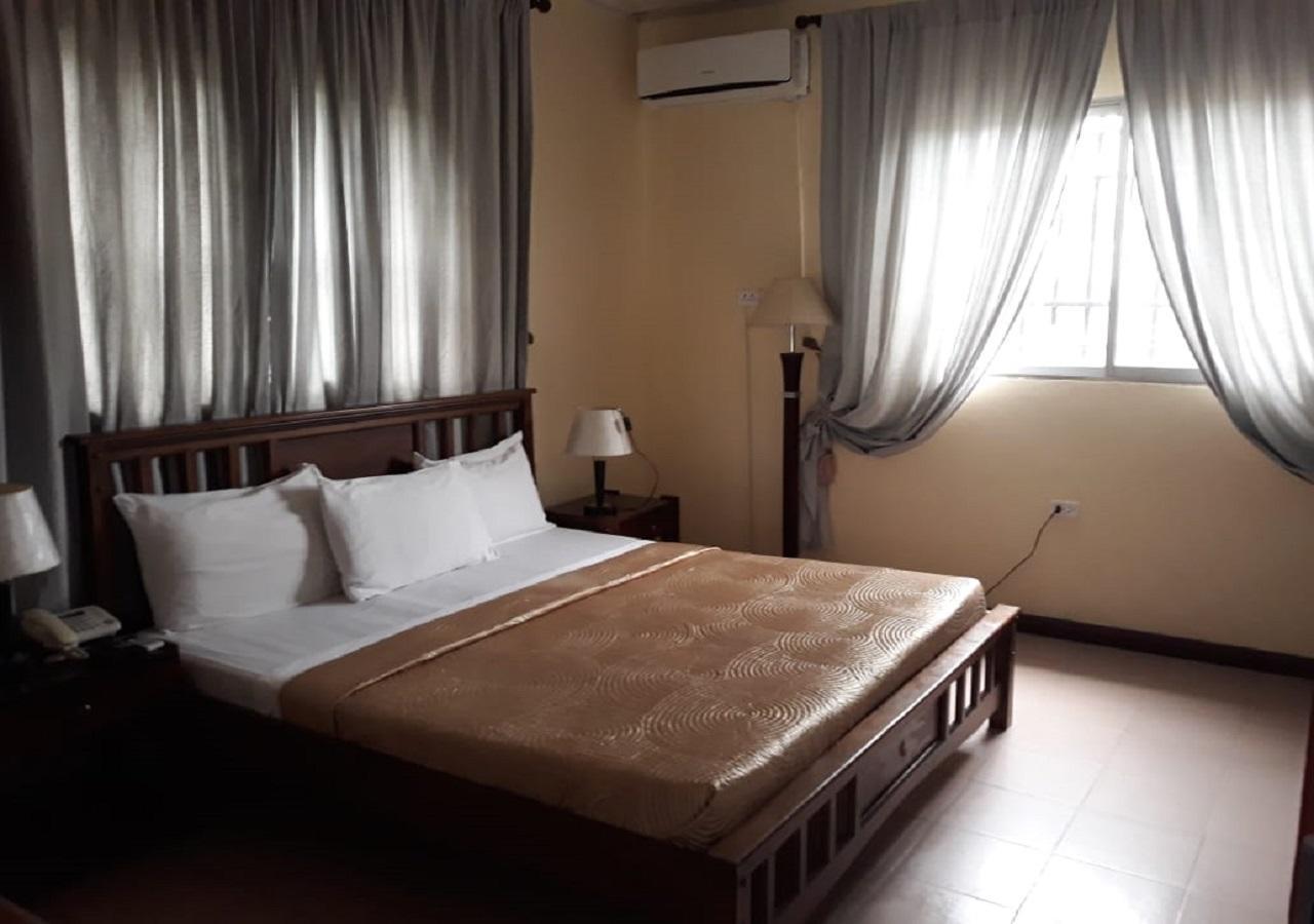 Embassy Suites Hotel Monrovia Extérieur photo