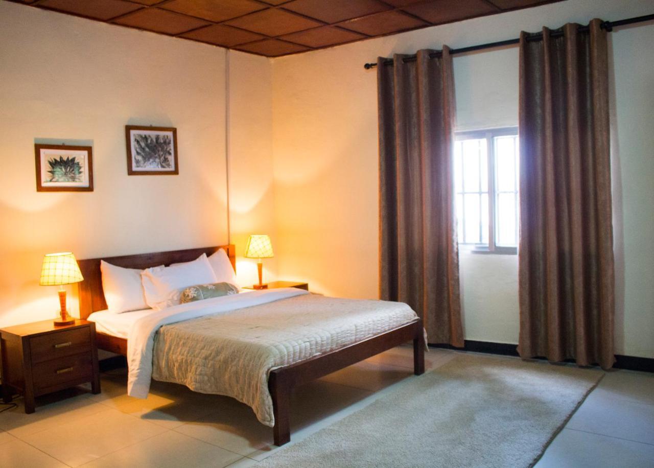 Embassy Suites Hotel Monrovia Extérieur photo
