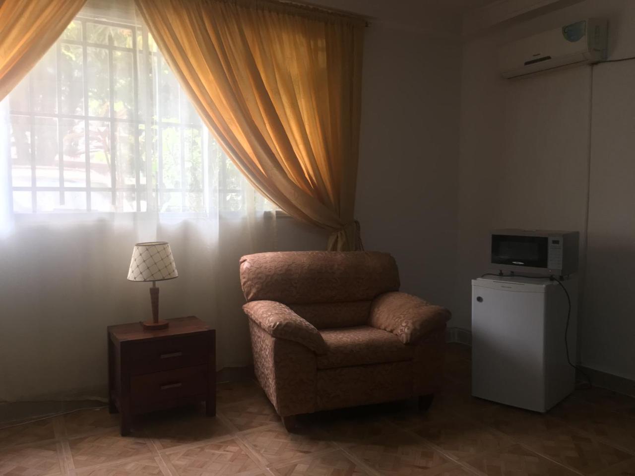 Embassy Suites Hotel Monrovia Extérieur photo